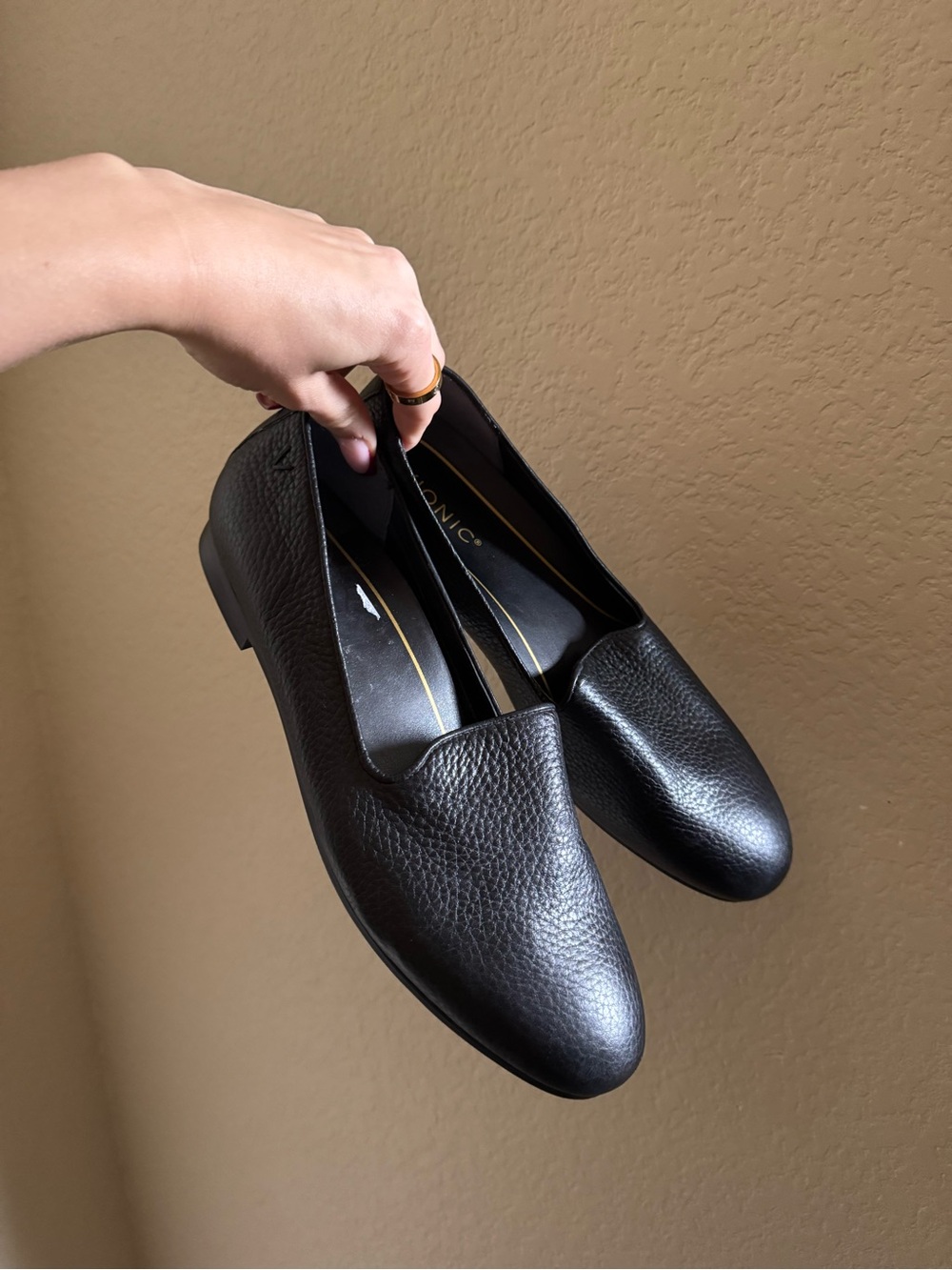 Vionic Willa 2.0 Classic Black Leather Slip-On Loafers 9.5 Womens